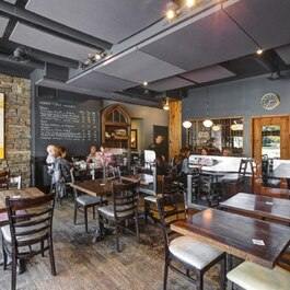 Café Le Petit Flore Bistro Restaurant